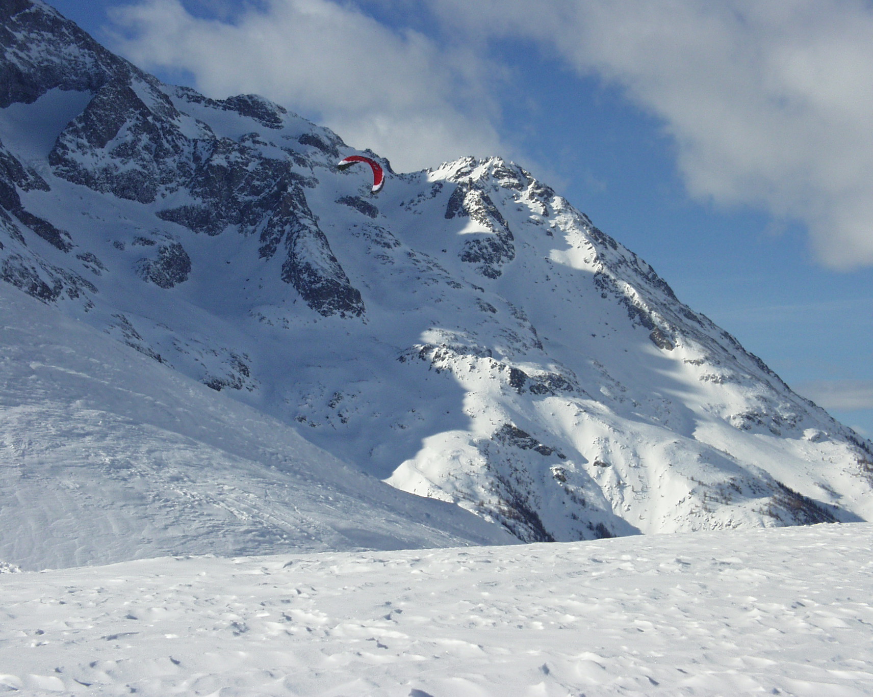 Rode kite boven de sneeuw bij Col du Lautaret in de Franse Alpen
