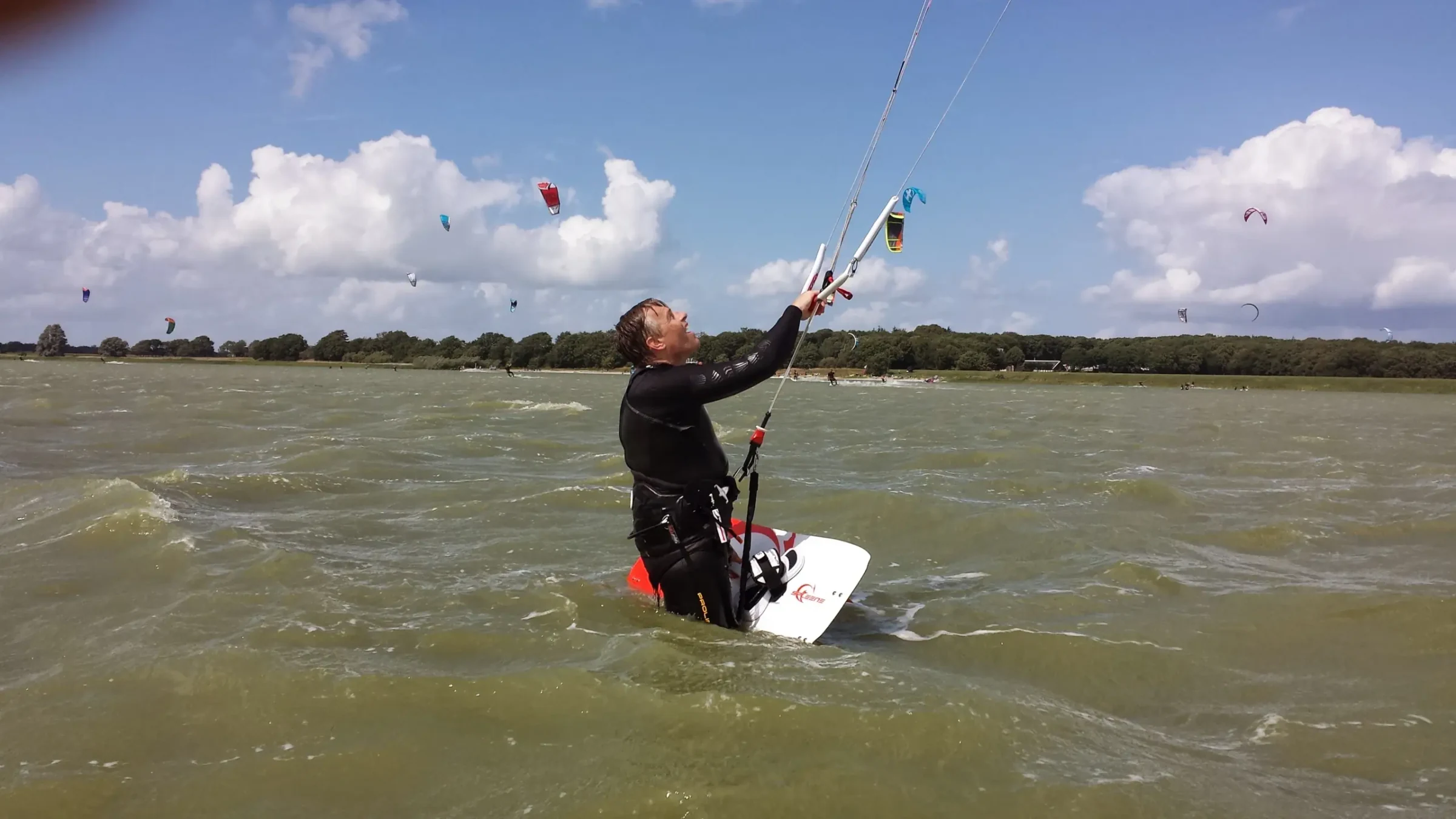 Kitesurfer met een kitebar op het water in Friesland.